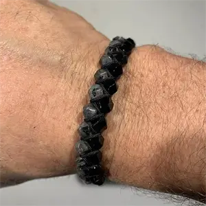 Netao armbånd mad faceterede natursten.