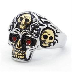 Skullring med rød sten.