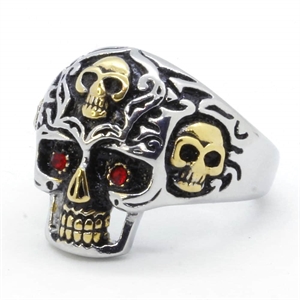 Skullring med rød sten.