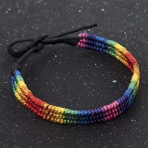 LGBT+ armbånd i friske farver.