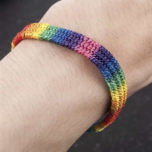 LGBT+ armbånd i friske farver.